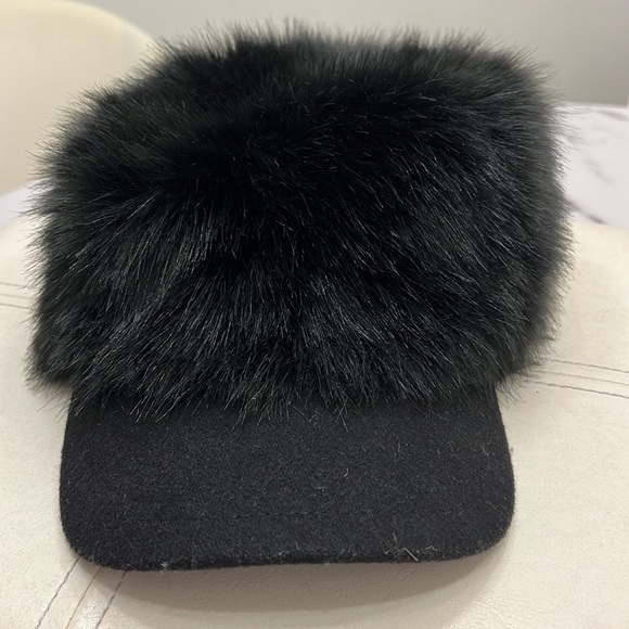 Winter cap w faux fur black BCBG - Picture 2 of 7